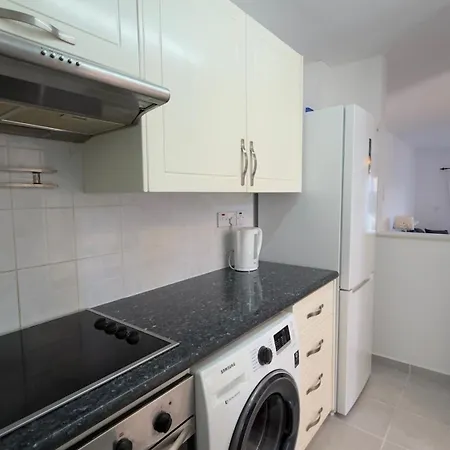 Peaceful On A Friendly Complex With Shared Pool And Great Location *
