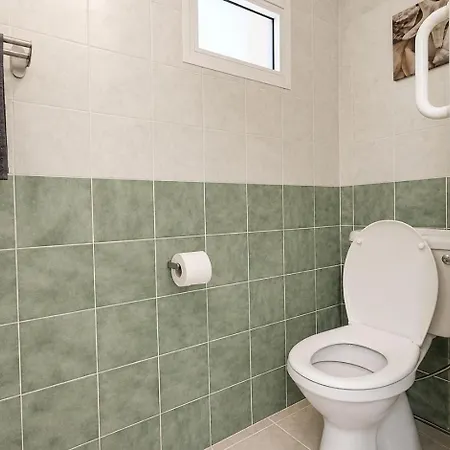 Peaceful On A Friendly Complex With Shared Pool And Great Location Peyia